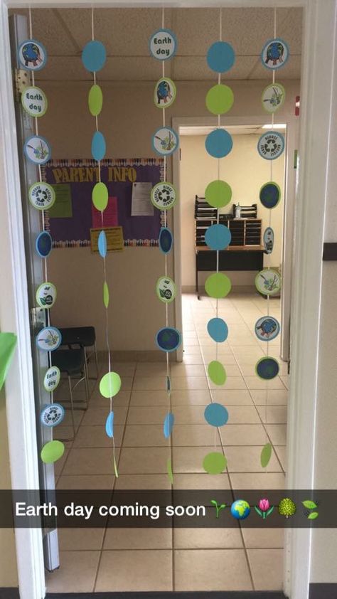 Earth day ideas for door entrance. Earth Day Decoration Ideas, Earth Day Ideas, Summer Reading Program, Door Entrance, Environment Day, Door Decorations Classroom, Board Decoration, Reading Program, Program Ideas