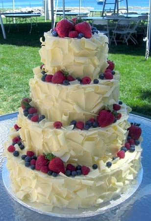 nice summery cake Contemporary Wedding Cakes, Alcohol Cake, Berry Cake, Chocolate Wedding Cake, Tiered Cake, Amazing Wedding Cakes, Wedding Cake Rustic, Cupcake Cake, Beautiful Wedding Cakes