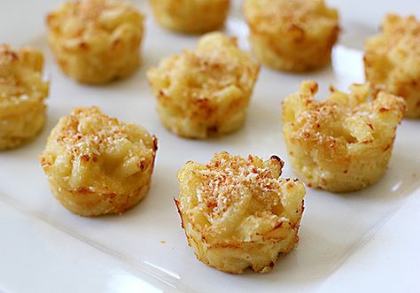 3 cheese mini mac-n-cheeses! basically just make mac & cheese ad then bake them in muffin tins for 10 minutes Mac N Cheese Cups, Mac Chicken, Cheese Cups, Mac And Cheese Bites, Cheese Bites, Appetizer Bites, Three Cheese, Cheese Appetizers, Recipe Roundup