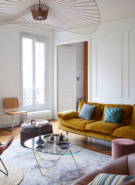 Parisian Style Living Room, Mustard Sofa, Parisian Living Room, Parisian Apartment Decor, Chic Apartment Decor, Paris House, Tv Fal, Casa Retro, Yellow Sofa