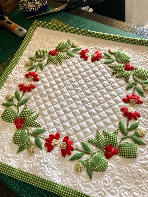 Quilted table topper with pattern applique Making A Table, Aplique Quilts, Christmas Applique Patterns, Table With Flowers, Christmas Table Toppers, Christmas Fabric Crafts, Table Topper Patterns, Quilted Table Topper, Scrappy Quilt Patterns