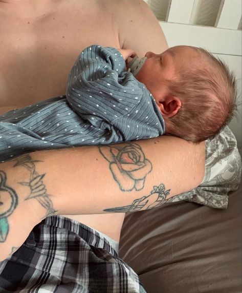 Newborn Boy Aesthetic, Baby And Dad Aesthetic, Dads With Newborns, Dad And Newborn Daughter, Newborn Aesthetic Hospital, Dad And Baby Aesthetic, Baby Boy Aesthetic Newborn, Dad And Newborn Pictures, Baby Aesthetic Boy