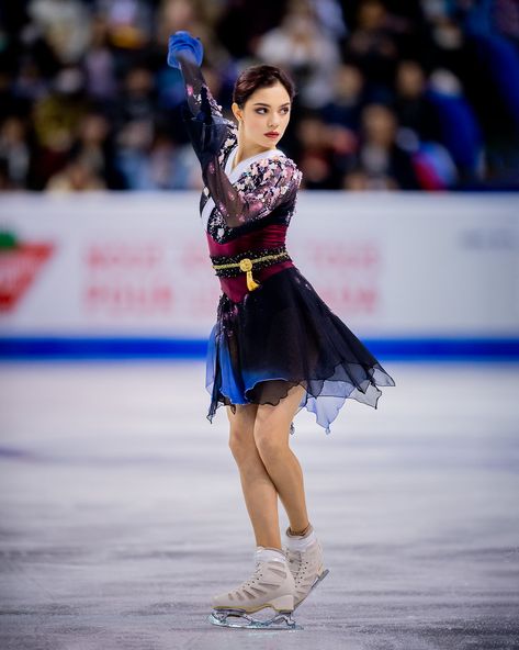 Evgenia Medvedeva, Russian Figure Skater, Memoirs Of A Geisha, Canada Photos, Team Events, Figure Skating Dresses, Aesthetic Shoes, Hanyu Yuzuru, Skating Dresses