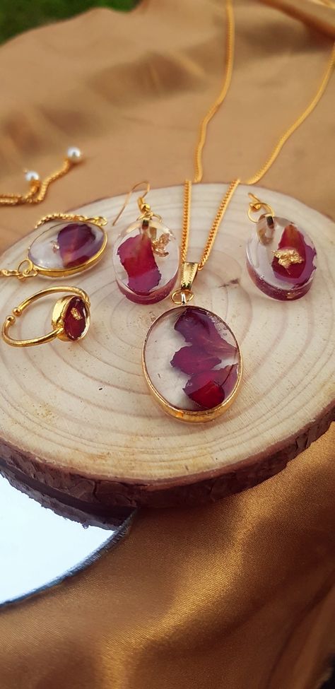 Aesthetic Resin Jewelry, Resin Wedding, Resin Jewelry Tutorial, Dreamy Flowers, Real Rose Petals, Diy Resin Projects, Resin Jewelry Diy, Real Rose, Resin Jewellery