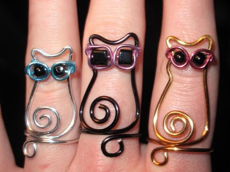 Whimsical Wire Animal Jewelry by 1ofAkinds - The Beading Gem's Journal Wire Cat, Cat Wearing Sunglasses, Bijoux Fil Aluminium, Wearing Sunglasses, Wire Weaving, Wire Wrapped Rings, Wire Crafts, Cat Jewelry, Jewelry Making Tutorials