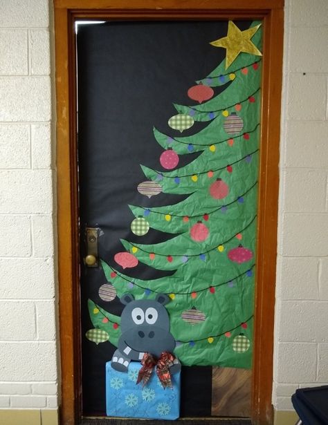 Classroom Window Decorations, Innovative Classroom, Classroom Christmas Decorations, Christmas Door Decorating Contest, Christmas Classroom Door, Diy Classroom Decorations, Classroom Decor High School, School Door Decorations, Christmas Door Decoration