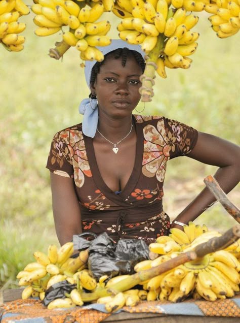 Woman at market - Ivory Coast. Women are often the entrepreneurs of Africa: running marketplace stalls, selling whatever they can to keep their families alive. Photography Jobs, African People, We Are The World, Foto Art, African History, People Of The World, Ivory Coast, World Cultures, African Culture