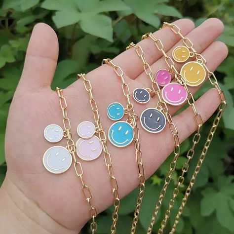 🔹️300 Rs Each 🔹️Most Beautiful & Cute Happy Face Pendant Chain 🔹️New Spring Collection Free shipping On Mini 1000 Rs Just Advance Payment For EasyPaisa/JazzCash & Bank Transfer (HBL, MCB, ALFALAH, Askari, UBL, Meezan) *COD charges 175 PKR Mini 500 Rs DM for Orders or Whatsapp: 03227394199… Blue Smiley Face, Paper Clip Chain Necklace, Cute Smiley Face, Diamond Chain Necklace, Face Pendant, Face Necklace, Smiley Faces, Chain Choker Necklace, Necklace Online