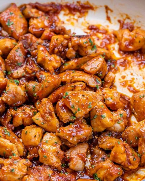 Spicy Sticky Chicken Spicy Sticky Chicken, Macro Recipes, Sweet And Spicy Chicken, Recipe Using Chicken, Dinner Choices, Spicy Chicken Recipes, Sticky Chicken, Favorite Recipes Chicken, Healthy Lifestyles