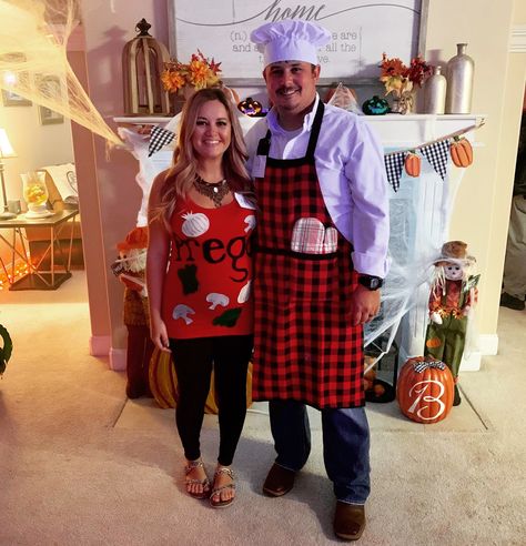 Prego Halloween Costumes, Halloween Pregnancy Announcement Costume, Simple Halloween Costumes For Couples, Halloweenie Roast, Couples Pregnant, Pregnant Costume, Custome Ideas, Simple Halloween Costumes, Costume For Couples