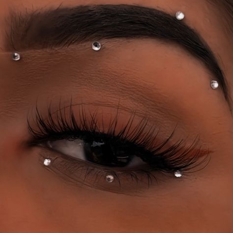 Gem Makeup Hooded Eyes, Makeup Gems Rhinestones, Diamond Eye Look, Pearl Makeup Looks Black Women, Eye Diamonds Makeup, Gemstone Makeup Eye, Face Gems Simple, Simple Gem Makeup, Eye Gems Makeup