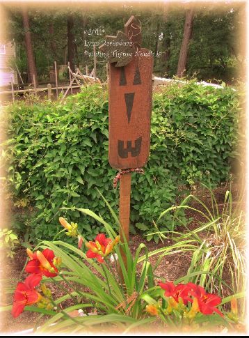 Cute Fence Planting, Primitive Fall Decorating, Halloween Primitives, Fall Primitives, Harvest Ideas, Primitive Pumpkins, Fall Creations, Primitive Fall Decor, Fall Crafting