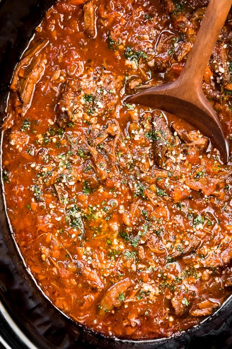 Overhead, close-up photo of fully cooked Short Rib Ragu Bolognese garnished with chopped parsley and grated parmesan in the pot of a slow cooker - photo of the final step of the recipe. Short Rib Bolognese, Beef Bolognese Recipe, Hotpot Recipe, Beef Hotpot, Beef Ragu Recipe, Short Rib Ragu, Ribs Easy, Cooking Short Ribs, Slow Cooker Bolognese