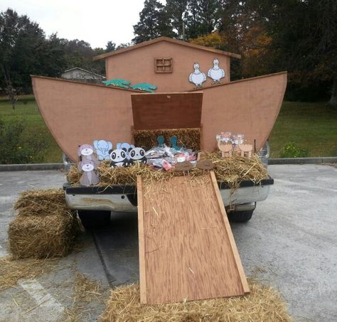 Noah's Ark Trunk A Treat Church Trunk, Trunker Treat Ideas, Noahs Ark Party, Church Halloween, Trunk Or Treat Ideas, Fall Carnival, Harvest Fest, Harvest Party, Noah S Ark