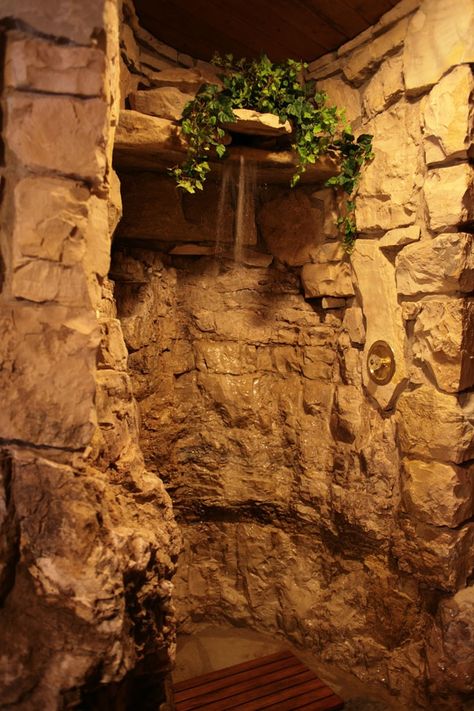 Rock shower Grotto Bathroom, Case Sotterranee, Rock Shower, Amazing Showers, Dream Shower, Stone Shower, Waterfall Shower, Rustic Bathroom Designs, Corner Decor