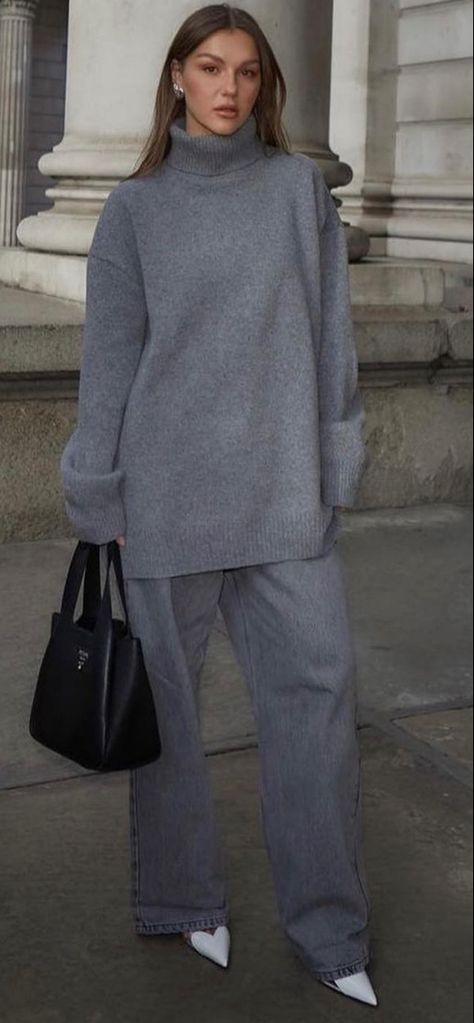 Grey Street Style, Sweater Street Style, Minimalism Clothes, Street Style 2023, Style 2023, Grey Boots, Grey Outfit, Paris Street Style, Fall Street Style