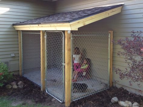 Dog Fencing, Backyard Dog Area, Kennel Ideas Outdoor, Dog Kennel Designs, Dog Run, Dog Spaces, Dog Yard, Large Dog Crate, Dog Pen