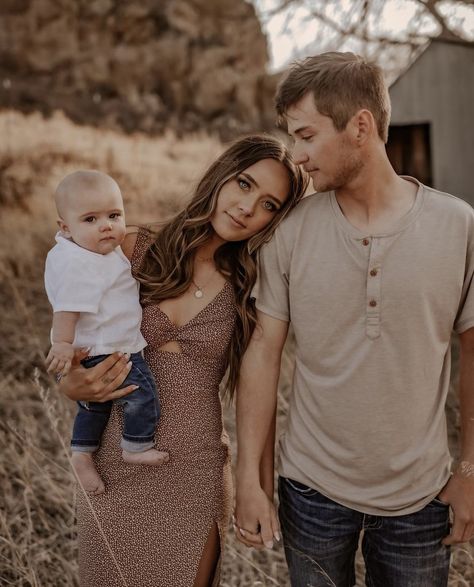 Fall Photoshoot Family, Outdoor Family Photoshoot, Baby Family Pictures, First Family Photos, Cute Family Photos, Family Photos With Baby, Family Photoshoot Poses, Fall Family Portraits, Baby Fotografie