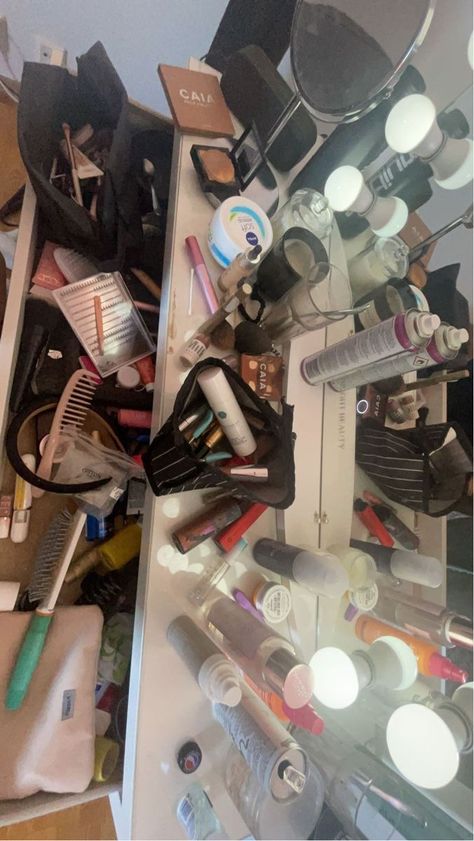 Getting ready #makeup #smink Messy Makeup Desk, Getting Ready Makeup, Makeup Getting Ready, Messy Makeup, Makeup Desk, My Vibe, Getting Ready, Get Ready, Desk