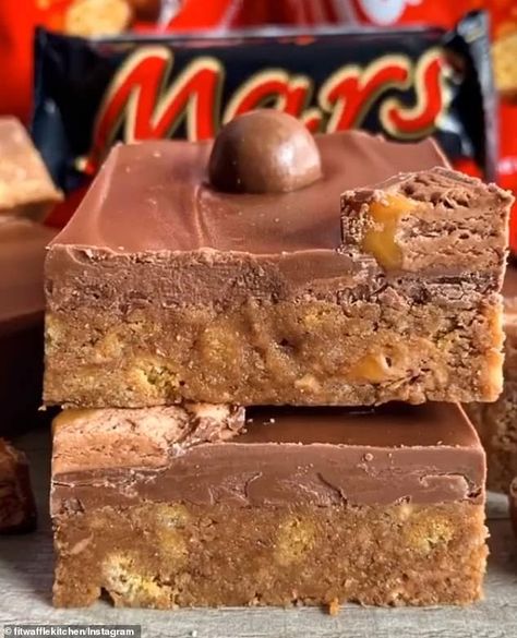 British Biscuit Recipes, Chocolate Tiffin Recipe, Fitwaffle Kitchen, No Bake Slices, Tiffin Recipe, Mars Bar, Tray Bake Recipes, Slices Recipes, Easy Baking Recipes Desserts