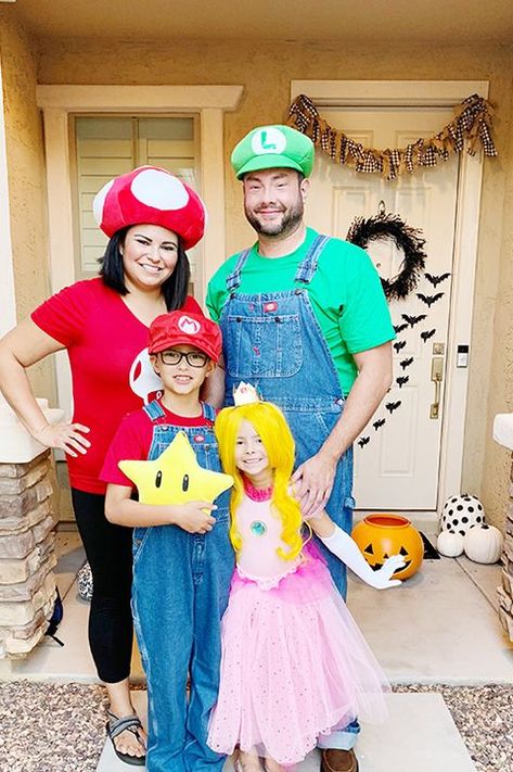 Mario Family Halloween Costumes, Family Halloween Costume, Dino Costume, Mario Costume, Red Christmas Sweater, Popular Costumes, Easy Diy Costumes, Image Halloween, Halloween Costumes For 3