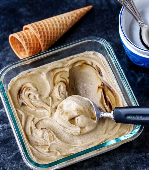 Vegan Salted Caramel, Ice Cream Vegan, Vegan Ice Cream Recipe, Salted Caramel Ice Cream, Caramel Cream, Caramel Ice Cream, Dairy Free Ice Cream, Desserts Vegan, Healthy Ice Cream