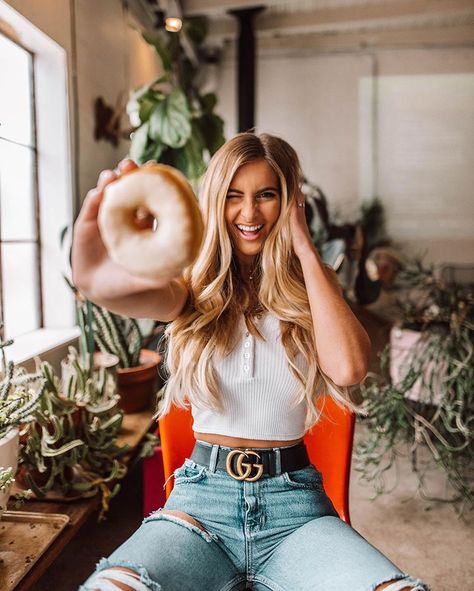 Such a cute donut photo Donut Photos, Carnival Photography, Artsy Photography, Food Photoshoot, Cute Donuts, Best Friends Shoot, Fitness Photography, Best Photo Poses, Photoshoot Themes