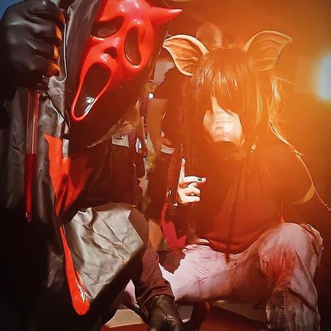 Searching together with @mc_th0mas our next victim (tbh I absolutely love the angle from how the picture is taken) thank you @eranoscosplay for the beautiful setup #devilghostfacecosplay #thepigcosplay #deadbydaylightcosplay #deathisnotanescape #dbdcosplaykiller #amandayoungcosplay #dannyjohnsoncosplay #deadbydaylight #gamescom2024🖥️👾🕹️ Saw Series, Shawnee Smith, Dear Boyfriend, Amanda Young, Ignorance Is Bliss, Ghostface Scream, The Angle, Ghost Faces, Anime Best Friends