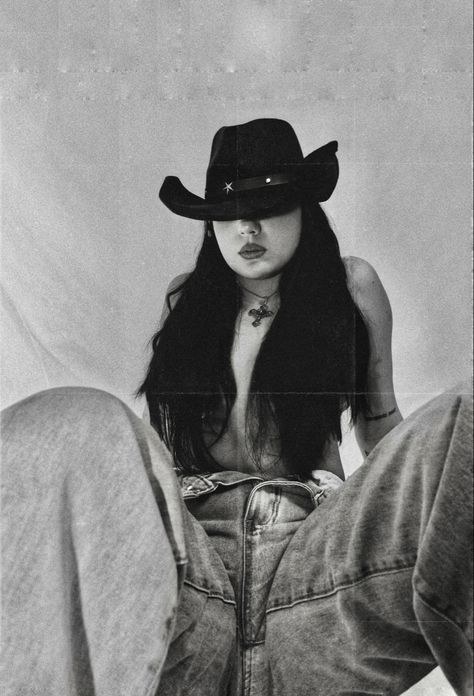 Cow Girl Photoshoots, Cowgirl Pose Reference, Cowgirl Boots Photography, Easy Photoshoot Ideas At Home, Goth Western Aesthetic, Picture Ideas Baddie, Cow Girl Aesthetic, Cow Photoshoot, Self Portrait At Home