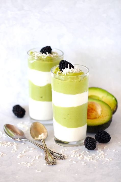 Avocado Mousse Recipe, Matcha Yogurt, Greek Yogurt Parfait, Yogurt Parfaits, Avocado Mousse, Avocado Pudding, Parfait Recipes, Yogurt Parfait, Mousse Recipes