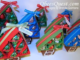 Qbee's Quest: Scored Hershey's Christmas Tree Tutorial Hershey Kiss Christmas Crafts, Hershey Kisses Christmas Tree, Hershey Kisses Crafts, Kindergarten Art Crafts, Christmas Candy Crafts, Christmas Tree Tutorial, Christmas Tree Base, Christmas Candy Gifts, Candy Christmas Tree