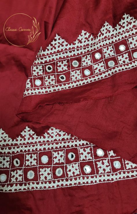 Bavaliya Work Blouse Design, Mirror Work With Beads, Bavaliya Work Blouse, Bavaliya Work, Sadu Bharat, Bavariya Work, Kutchi Embroidery, Kutchi Work, Crochet Phone Cover