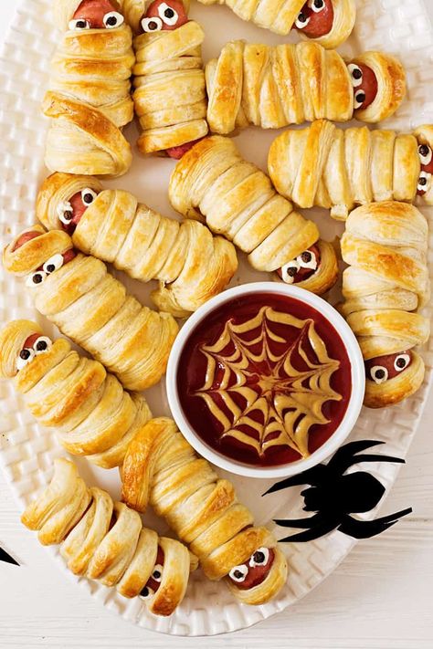 12 Festive Halloween Potluck Ideas Halloween Potluck Ideas, Snack Halloween, Halloween Potluck, Halloween Finger, Halloween Finger Foods, Halloween Appetizers Easy, Halloween Charcuterie, Kids Halloween Food, Halloween Party Appetizers