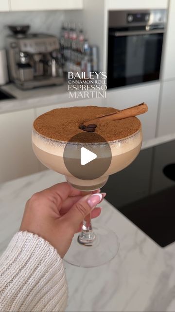 Liv 🎀 | coffee & cocktail girl on Instagram: "Baileys Zimtschnecke Espresso Martini 🍸☕️🤎

Anzeige | Der perfekte Cocktail für den Herbst mit der limitierten Edition @baileysofficial Zimtschnecke 🐌🍂

➡️ Trinkt verantwortungsvoll 🫶🏼 www.DRINKiQ.com

#baileys #baileyszimtschnecke #baileysoriginal #baileyssweetsurprises #baileysirishcream #cocktail #cocktails #espressomartini #martini #kahlua #fallrecipes #falldrinks #fallcocktails #autumnrecipes #autumndrinks #cinnamon #herbstrezepte #winterdrinks #winterrecipes #wintercocktails #cinnamonroll #cinnamonrolls #zimtschnecke #zimtschnecken #zimt #cocktailrecipes #cocktailrecipe" Mocktails Holidays, Baileys Recipes, Winter Cocktails, Baileys Irish Cream, Coffee Cocktails, Fall Drinks, Espresso Martini, Adult Beverages, Xmas Ideas