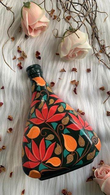 Fish Bottle Art, Flower Bottle Art, Painting On Bottles Ideas, Mud Bottle Painting, Clay Art On Bottle, Black Bottle Art, Matka Design, Bottle Painting Ideas, Mandala On Bottle