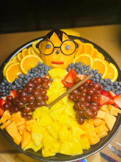 Harry Potter Fruit Tray, Halloween Fruit Tray Ideas, Halloween Fruit Tray, Fruit Tray Ideas, Halloween Platter, Harry Potter Parties Food, Parties Food, Harry Potter Bday, Fruit Platter Designs