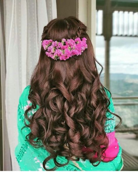 Hairstyles For Round Face, Traditional Hairstyle, Long Silky Hair, Indian Bride Hairstyle, Open Hairstyles, Indian Bridal Hairstyles, Party Wear Indian Dresses, Hairstyles For Round Faces, Party Hairstyles