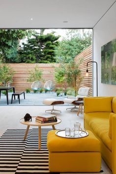 Untitled Dröm Hus Planer, Yellow Living Room, Living Room Color Schemes, Perfect Living Room, European Home Decor, Patio Interior, Room Color Schemes, Design Del Prodotto, Style At Home