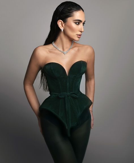 This long heart-shaped corset, crafted from luxurious velvet fabric, elegantly showcases your waist curves. Adorned with a charming bow at the waist, it adds a touch of sophistication to your ensemble while accentuating your figure with grace. Green Corset, Velvet Corset, Black Hollywood, Bridal Bridesmaid Dresses, African Fashion Dresses, Corset Dress, Bridal Collection, Velvet Fabric, African Fashion