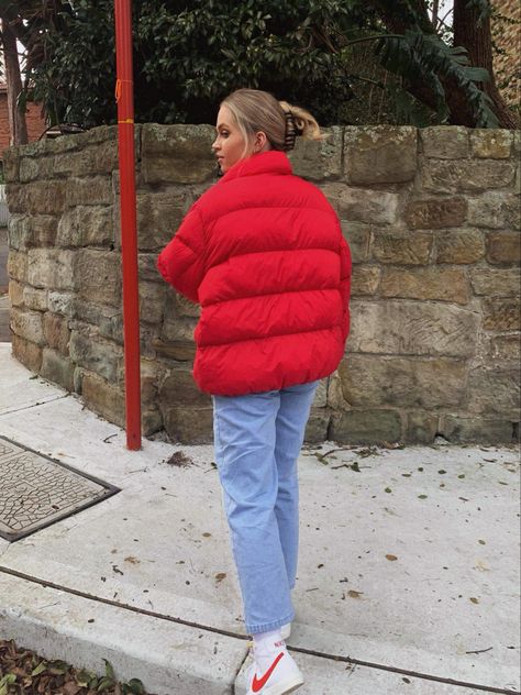 Red Nike Blazers Outfit, Red Puffy Jacket Outfit, Red Puffer Coat Outfit, Red Nike Blazer Outfit, Red Puffer Jacket Outfit, Outfits With Nike Blazers, Outdoor Winter Outfit, Athlesuire Outfit, Puffy Jacket Outfit