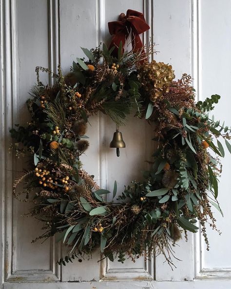 Christmas Door Wreath, Christmas Interiors, Christmas Feeling, Christmas Inspo, Xmas Wreaths, Christmas Flowers, Swallows, Merry Little Christmas, Christmas Mood