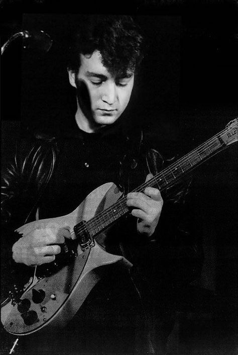 John at the Cavern Club with his first Rickenbacker Early Beatles, John Lemon, Lennon And Mccartney, John Lennon Beatles, Beatles Pictures, Teddy Boys, Beatles John Lennon, Yoko Ono, Beatles John