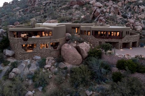 Explore the best desert architecture: top modern and traditional houses you can actually buy today. Burning Man-style futuristic homes, desert castles... Desert Mansion, Architecture Definition, Modern Traditional Homes, Modern Traditional House, Modern Desert Home, Desert Architecture, Houses Architecture, Mansion Designs, Modern Desert