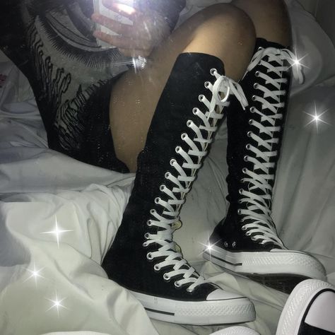 Knee Claims For Dr, Knee High Converse Aesthetic, Long Converse Outfit, Converse Laces Ideas, Knee Converse, Converse Xxhi, Knee High Converse Outfit, Long Converse, High Converse Outfit