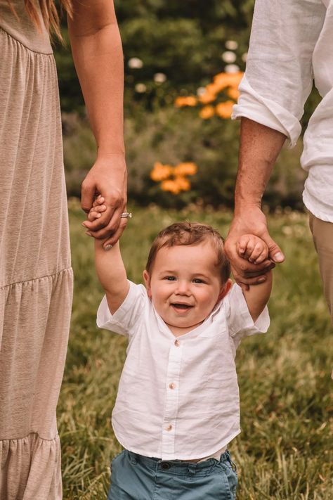 Family Session Poses, Fall Photoshoot Family, Fall Photoshoot Ideas, Outdoor Family Photoshoot, Portret Feminin, Baby Family Pictures, First Family Photos, Cute Family Pictures, Cute Family Photos