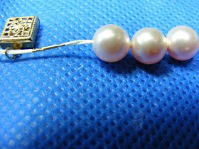 LINDA'S ART BARN: TIPS ON HAND-KNOTTED PEARL NECKLACES, PART 3 Knotting Pearls, Pearl Knotting, Diy Pearl Necklace, Hand Knotted Pearls, Classic Pearl Necklace, Pearl Necklace Designs, Pearls Diy, Jewelry Knots, Jewelry Pearl