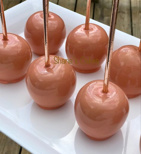 Peaches And Cream Party, Rose Gold Candy Apples, Peach Candy Apples, Rose Gold Desserts, Rose Gold Treats, Colored Candy Apples, Gold Candy Buffet, Apple Rose Gold, Peach Candy