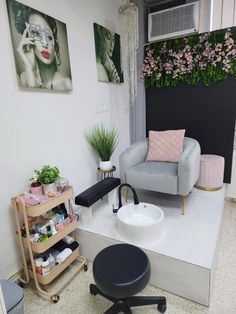 Nail Spa Ideas Salons, Pedicure Room Ideas Interior Design, Pedicure Cart Organization, Pedicure Area In Salon, Pedicure Set Up Ideas At Home, Mini Nail Salon Ideas, Hair And Nail Salon Ideas, Garage Nail Salon Ideas, Nail Salon Suite Ideas