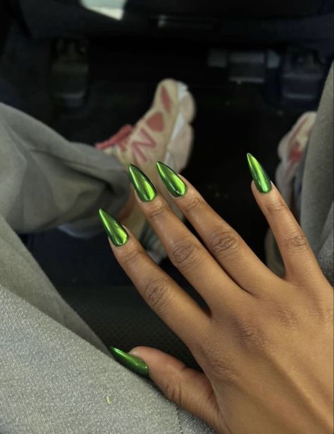 Stile Kylie Jenner, Nail Design Glitter, Milky Nails, Chrome Nails Designs, Green Chrome, Green Nail, Minimalist Nails, Fire Nails, Dream Nails