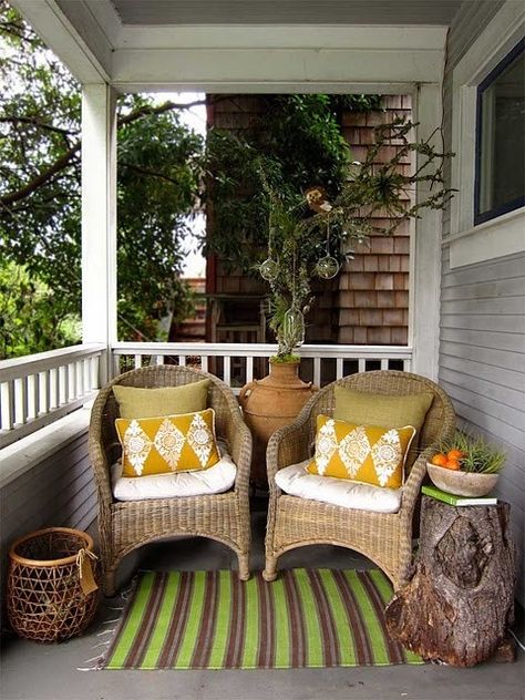 small-front-porch-design-ideas Small Front Porches Designs, Small Porch Decor, Front Porch Design Ideas, Small Porch Ideas, Veranda Design, Porch Design Ideas, Porch Sitting, Small Front Porch, Building A Porch